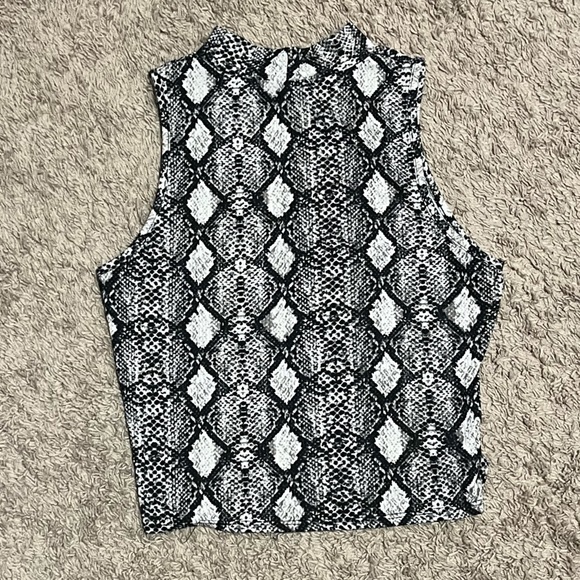 Sleeveless High-Neck Crop Top - Picture 4 of 4